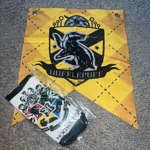 Warner Bros. Hufflepuff Banner and Hogwarts Socks Set - Yellow and Black